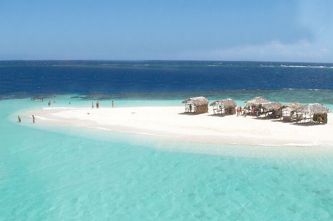 Cayo Arena Exclusive Tour with Lunch - Lunch on the sand + open bar: where the day slows down