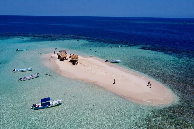 Cayo Arena, Paradise Island Tour - Stop 1: Playa Ensenada and the speedboat jump