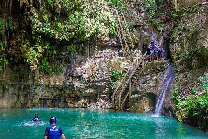 Hotels - Airbnb & villas pick up - WATERFALLS OF DAMAJAGUA - The lunch and drinks stop: when buffet comfort matters