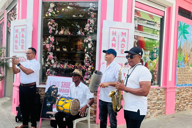 The piña colada experience - Calle Duarte 37: what the start feels like in Puerto Plata