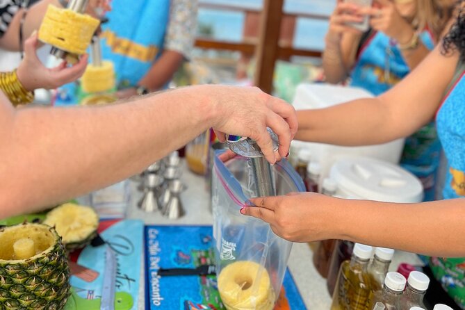 The piña colada experience - Blending and toasting: the hands-on cocktail workshop part